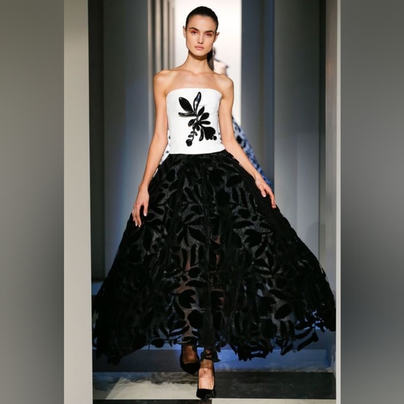 *$8,000 OSCAR DE LA RENTA WHITE SILK BLACK FLORAL EMBROIDERED RUNWAY GOWN US L - Picture 11 of 15